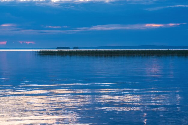 paysage naturel nuit blanche sur le large lac du nord
