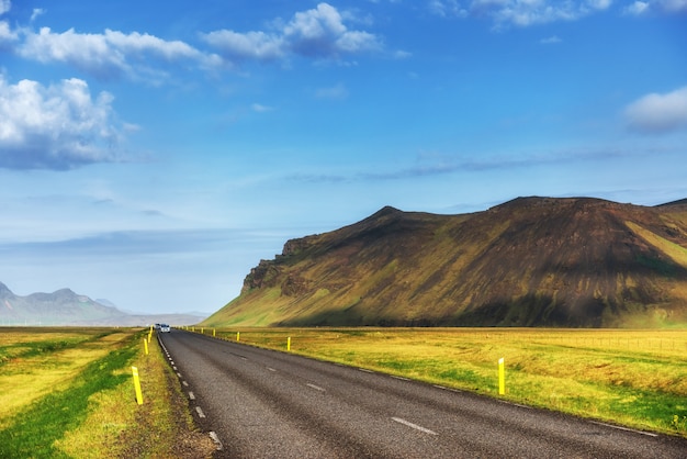 paysage naturel avec une route et des montagnes