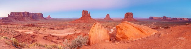 Le paysage naturel unique de Monument Valley dans l'Utah aux États-Unis au coucher du soleil