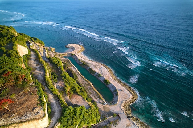 Paysage naturel vu par un drone sur la plage de Melasti sur l'île de Bali