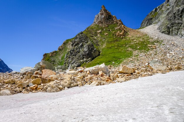 Paysage de neige des glaciers alpins et neves à Pralognan la Vanoise.