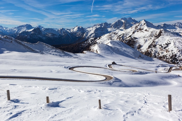 Paysage de neige de Passo Giau, Dolomites, Italie