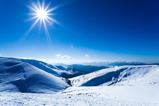 Paysage de neige vallée d'hiver et montagnes aux beaux jours