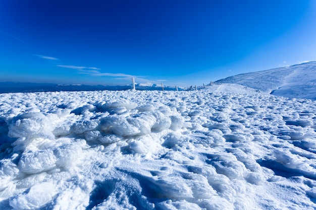 Paysage de neige vallée d'hiver et montagnes aux beaux jours