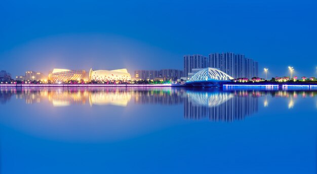 Paysage nocturne de l'architecture urbaine le long de la ligne côtière de Qingdao