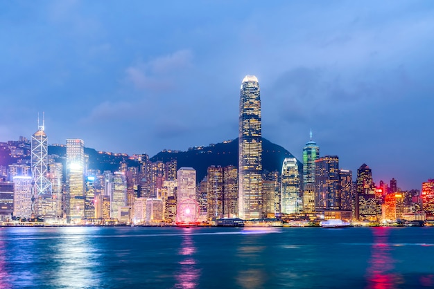 Paysage nocturne et horizon de l'architecture urbaine à Hong Kong
