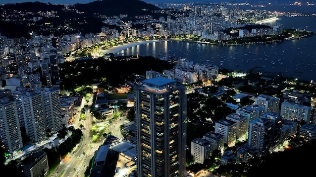 Paysage nocturne à la plage de Botafogo à Rio de Janeiro au Brésil