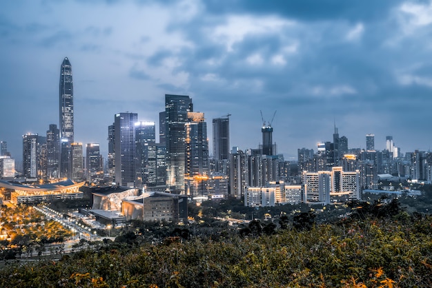 Paysage nocturne de la ville de Shenzhen et de l&#39;architecture