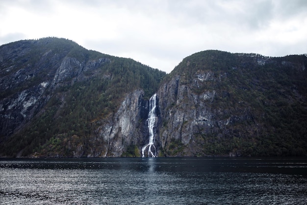 Paysage de Norvège avec grande cascade Montagnes pittoresques de paysage de Norvège