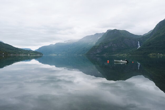 Paysage norvégien avec fjord et chaîne de montagnes. Fjord du Lusterfjord. Commune Lustre, Norvège. Météo Couverte