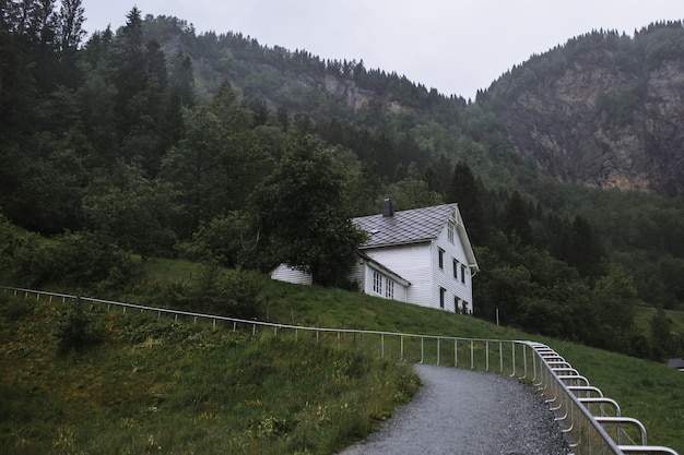 Paysage norvégien avec maisons locales