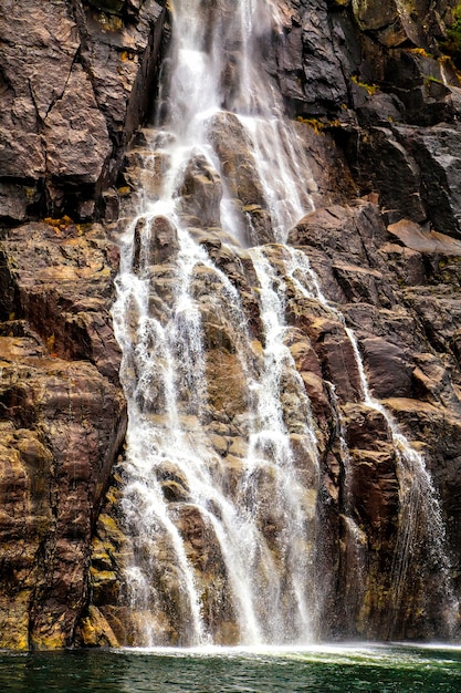 Paysage norvégien : petite cascade sur un rocher