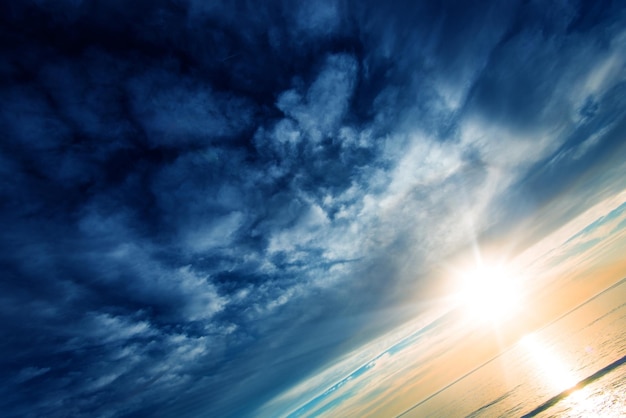 Le paysage des nuages au coucher du soleil