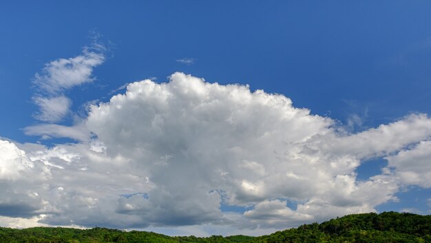 Paysage de nuages blancs et de montagnes