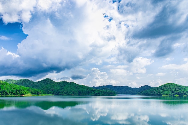 Photo paysage et nuages ciel lac et montagnes vertes