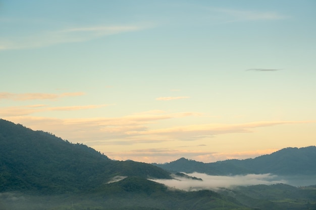 Paysage avec nuages, ciel et montagnes du nord de la Thaïlande. La montagne se divise entre les districts de Chiang Khong et de Chiang Saen.