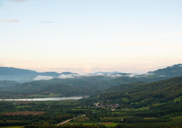 Paysage avec nuages, ciel et montagnes du nord de la Thaïlande. La montagne se divise entre les districts de Chiang Khong et de Chiang Saen.