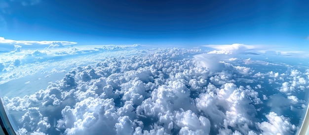 Le paysage des nuages depuis la fenêtre de l'avion