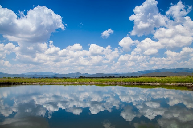 Paysage de nuages sur le lac