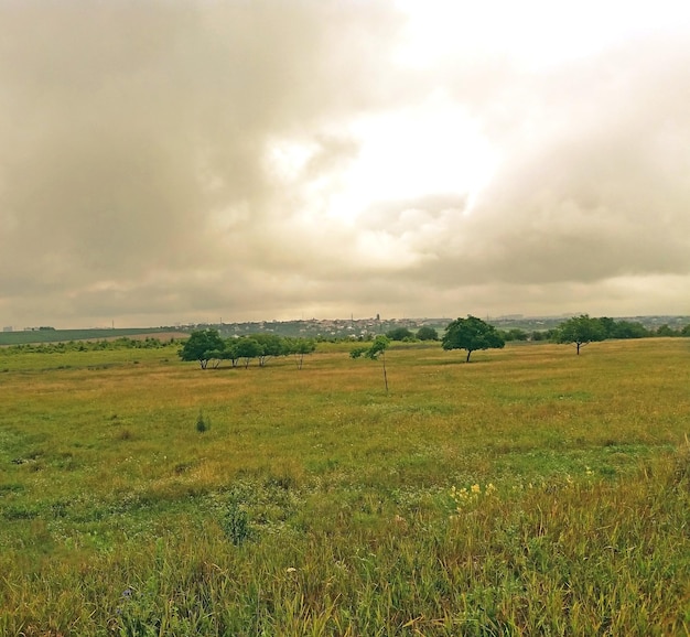 paysage avec des nuages de pluie