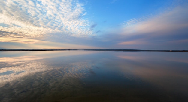 Paysage avec des nuages de réflexion sur le lac Beau coucher de soleil d'été