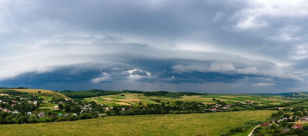 Paysage de nuages sombres se formant sur un ciel orageux pendant un orage au-dessus de la zone rurale.