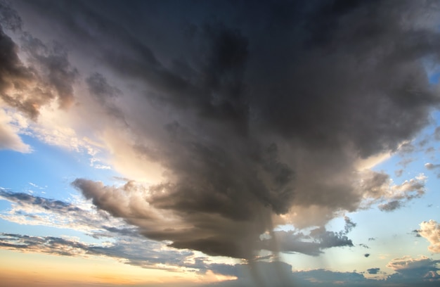 Paysage de nuages sombres se formant sur un ciel orageux pendant l'orage.