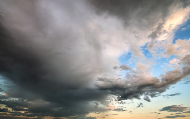 Paysage De Nuages Sombres Se Formant Sur Un Ciel Orageux Pendant L'orage.