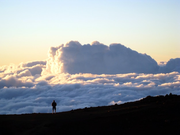 Photo le paysage nuageux contre le ciel au coucher du soleil