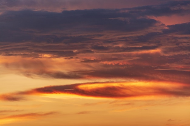 Le paysage nuageux contre le ciel au coucher du soleil
