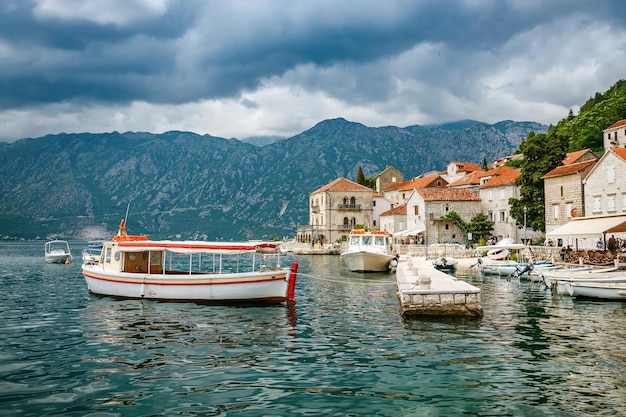 Paysage nuageux dans la ville historique de Perast dans la baie de Kotor