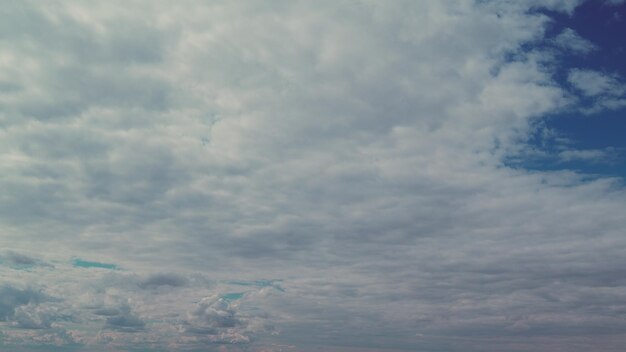 paysage nuageux avec divers types de nuages sur fond de ciel bleu couches semi-transparentes sur différentes