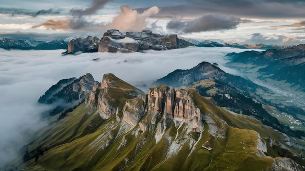 Photo un paysage nuageux majestueux sur une chaîne de montagnes de dolomites couvertes d'herbe rocheuse en italie avec des taches de neige