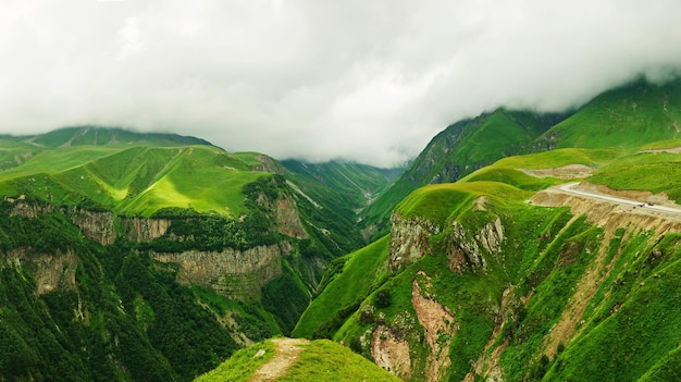 Paysage nuageux panoramique des montagnes du Caucase vert en Géorgie, fond naturel