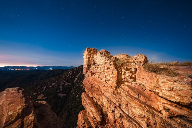 Paysage de nuit étoilée dans un château en ruine. Castillo de Castro, Espagne.