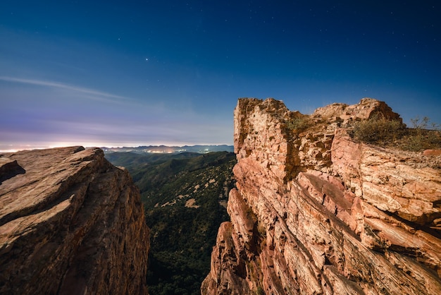 Paysage de nuit étoilée dans un château en ruine. Castillo de Castro, Espagne.