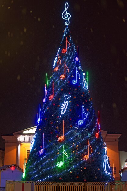 Photo paysage de nuit d'hiver de la place de la cathédrale avec l'arbre de noël et le marché de vacances à vilnius, lituanie