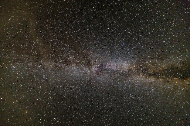 Paysage de nuit de Milkyway avec ciel couvert d'étoiles.