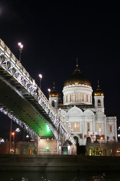 Paysage de nuit le pont à travers la rivière Moskova et la cathédrale du Christ Sauveur dans la ville de Moscou