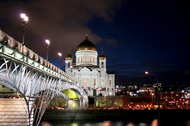 Paysage de nuit le pont à travers la rivière Moskva et la cathédrale du Christ Sauveur dans la ville de Moscou