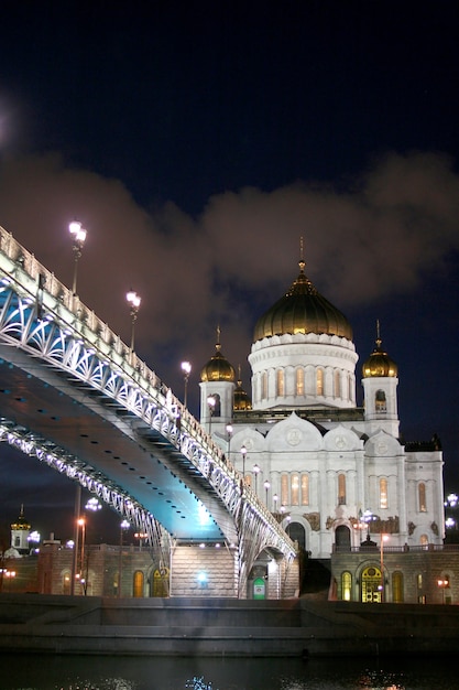 Paysage de nuit le pont à travers la rivière Moskva et la cathédrale du Christ Sauveur dans la ville de Moscou