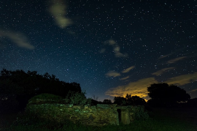 Paysage de nuit avec la vieille structure.