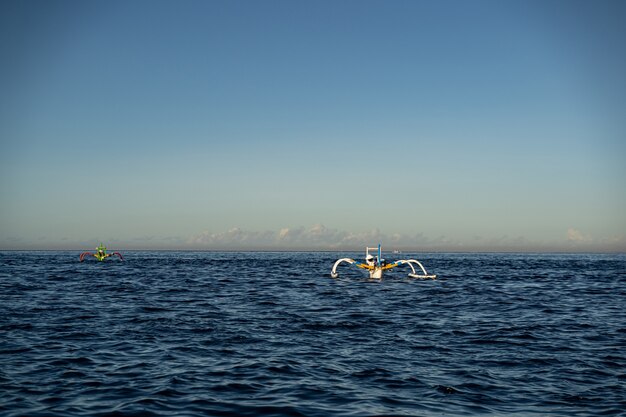 Paysage d'océan, navires pour un repos actif sur l'eau