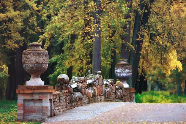 Paysage d'octobre / automne dans le parc, arbres jaunes d'octobre, allée dans le paysage d'automne