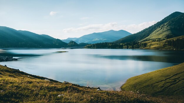 Photo le paysage paisible du lac dans les montagnes