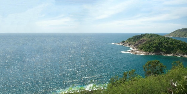 Paysage paisible de l'île avec littoral océanique en journée ensoleillée