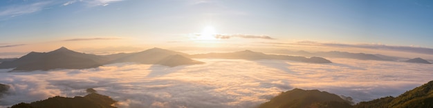 Paysage panoramique de la chaîne de montagnes et des nuages au lever du soleil