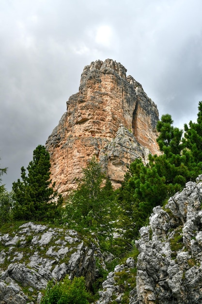 Paysage panoramique des Cinque Torri dans les Dolomites en Italie