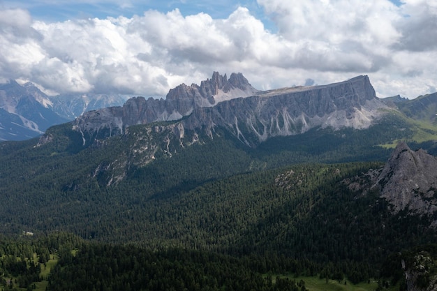 Photo le paysage panoramique des cinque torri dans les dolomites en italie