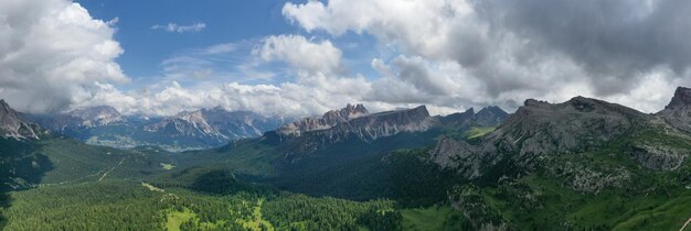 Photo le paysage panoramique des cinque torri dans les dolomites en italie